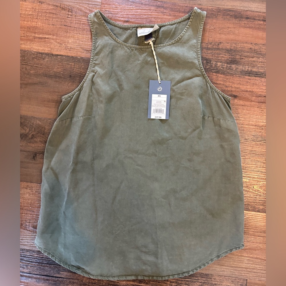 Universal threads green tank